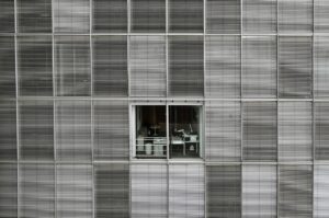 痛くないパンプスは立ち仕事向けの構造でどのように選ぶべき？