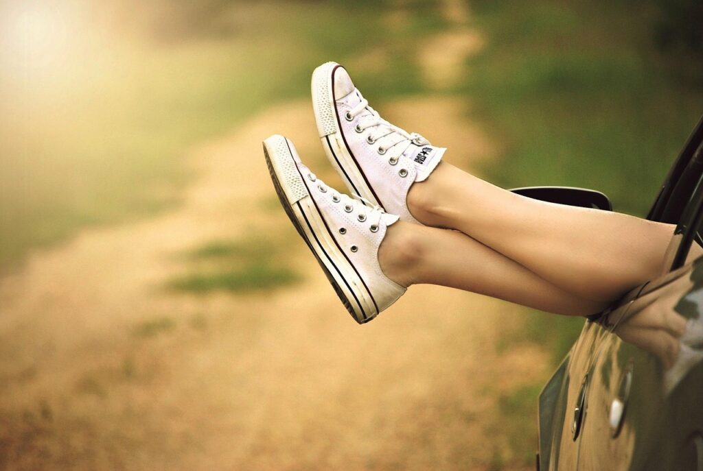 痛くないパンプスときれいめスニーカーの比較ポイントは？