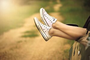 痛くないパンプスときれいめスニーカーの比較ポイントは？
