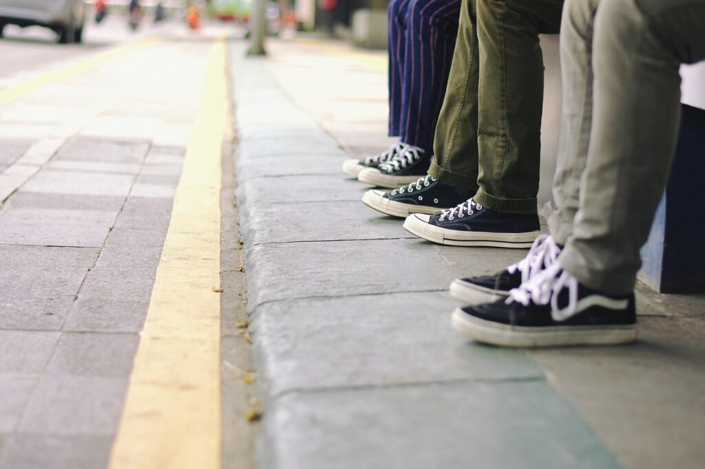 痛くないパンプスとスニーカーの併用で快適な通勤を実現する方法は？