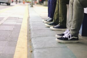 痛くないパンプスとスニーカーの併用で快適な通勤を実現する方法は？