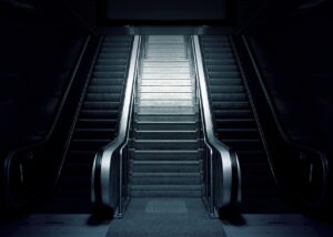 痛くないパンプスを履いてエスカレーターを安全に利用する方法は？
